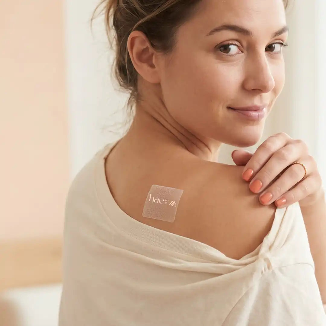 Femme avec patch sur l'épaule